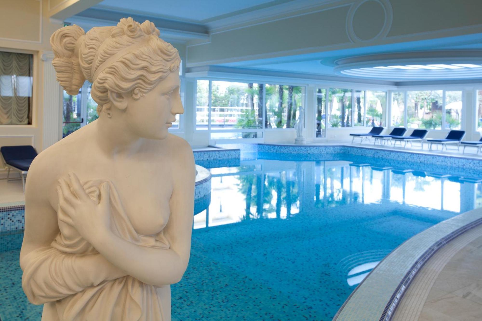 Grand Hotel Trieste & Victoria Abano Terme Eksteriør bilde The indoor pool at the hotel