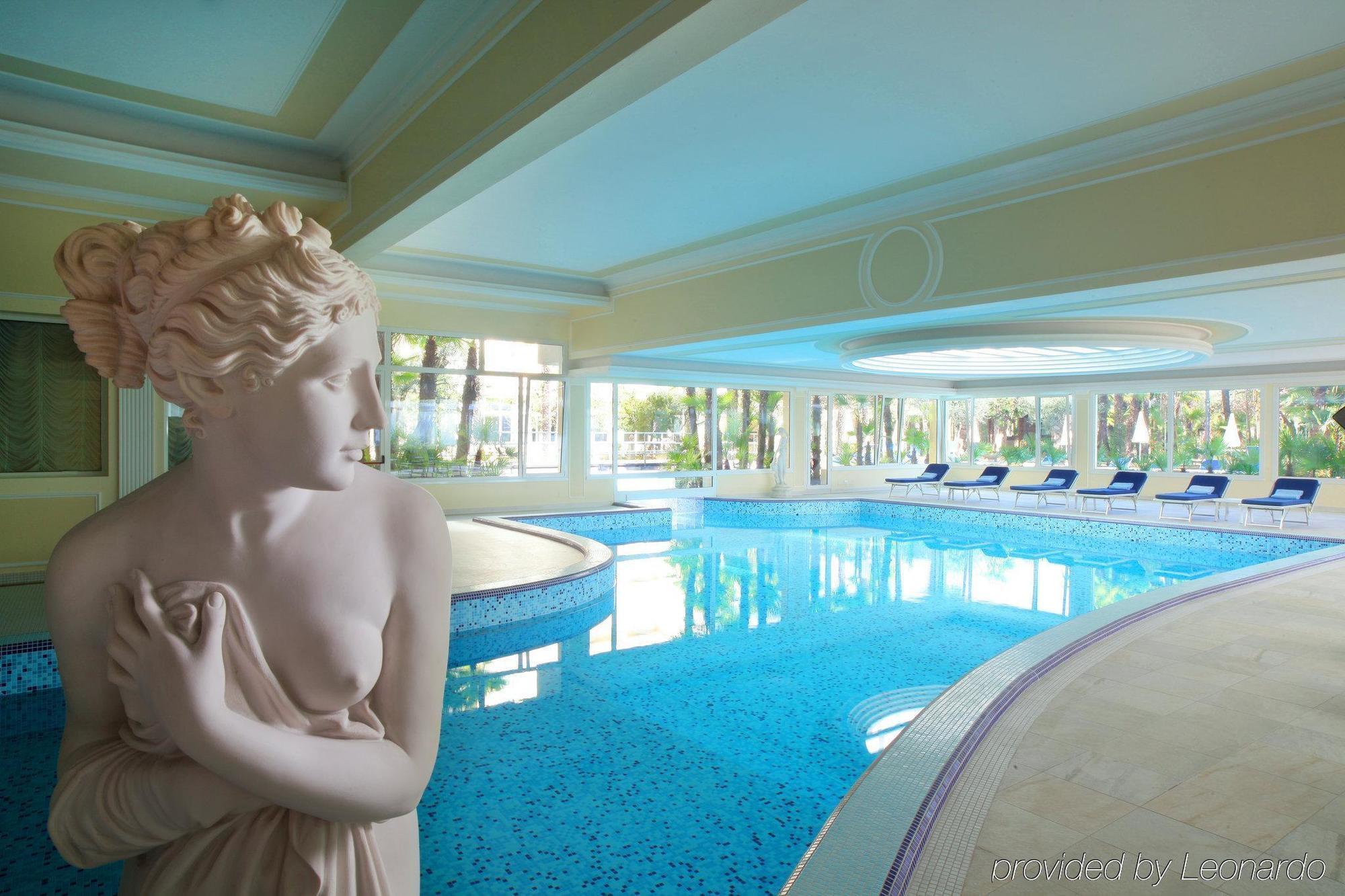 Grand Hotel Trieste & Victoria Abano Terme Eksteriør bilde The indoor pool at the hotel