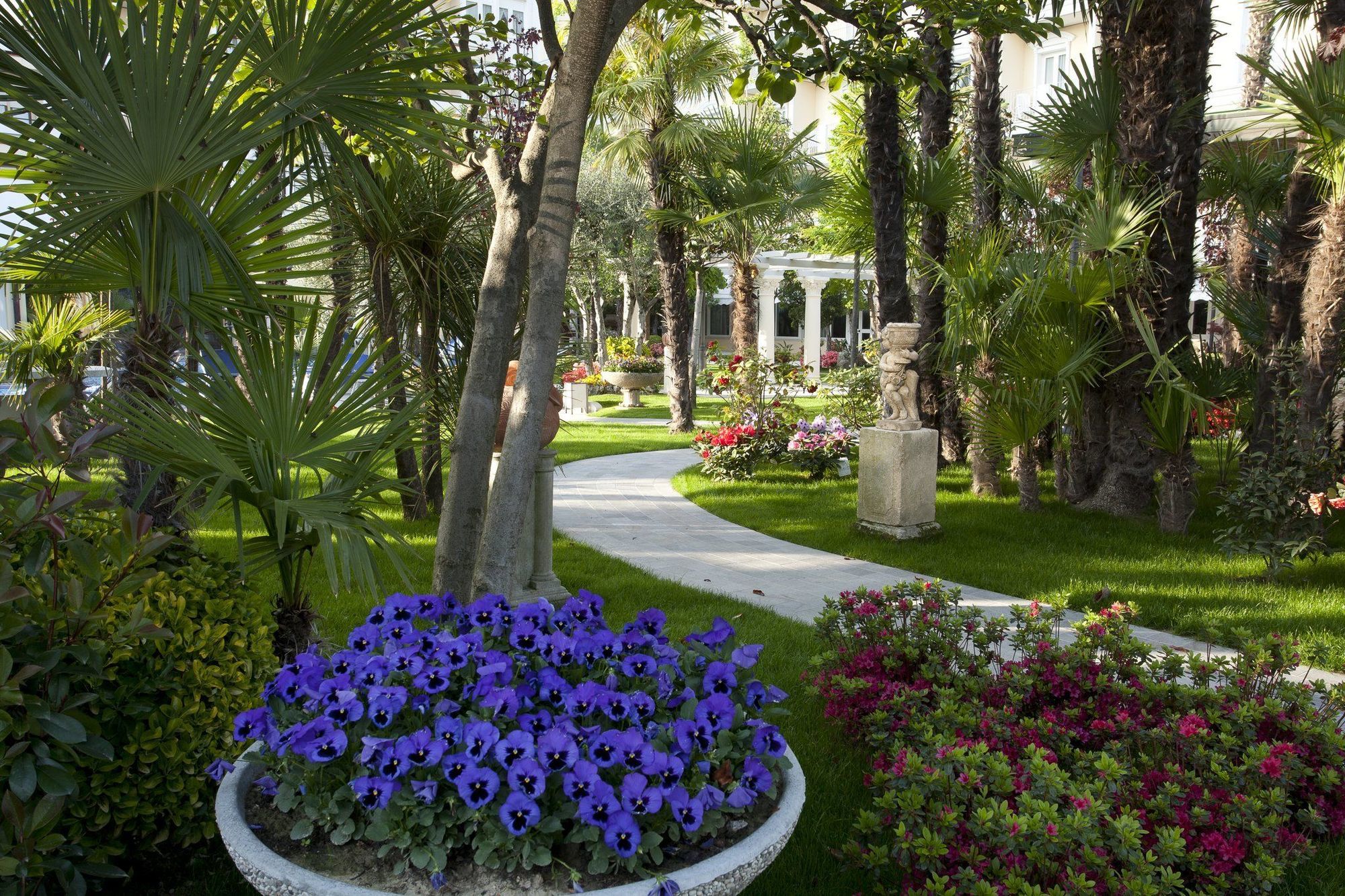 Grand Hotel Trieste & Victoria Abano Terme Eksteriør bilde The gardens of the hotel