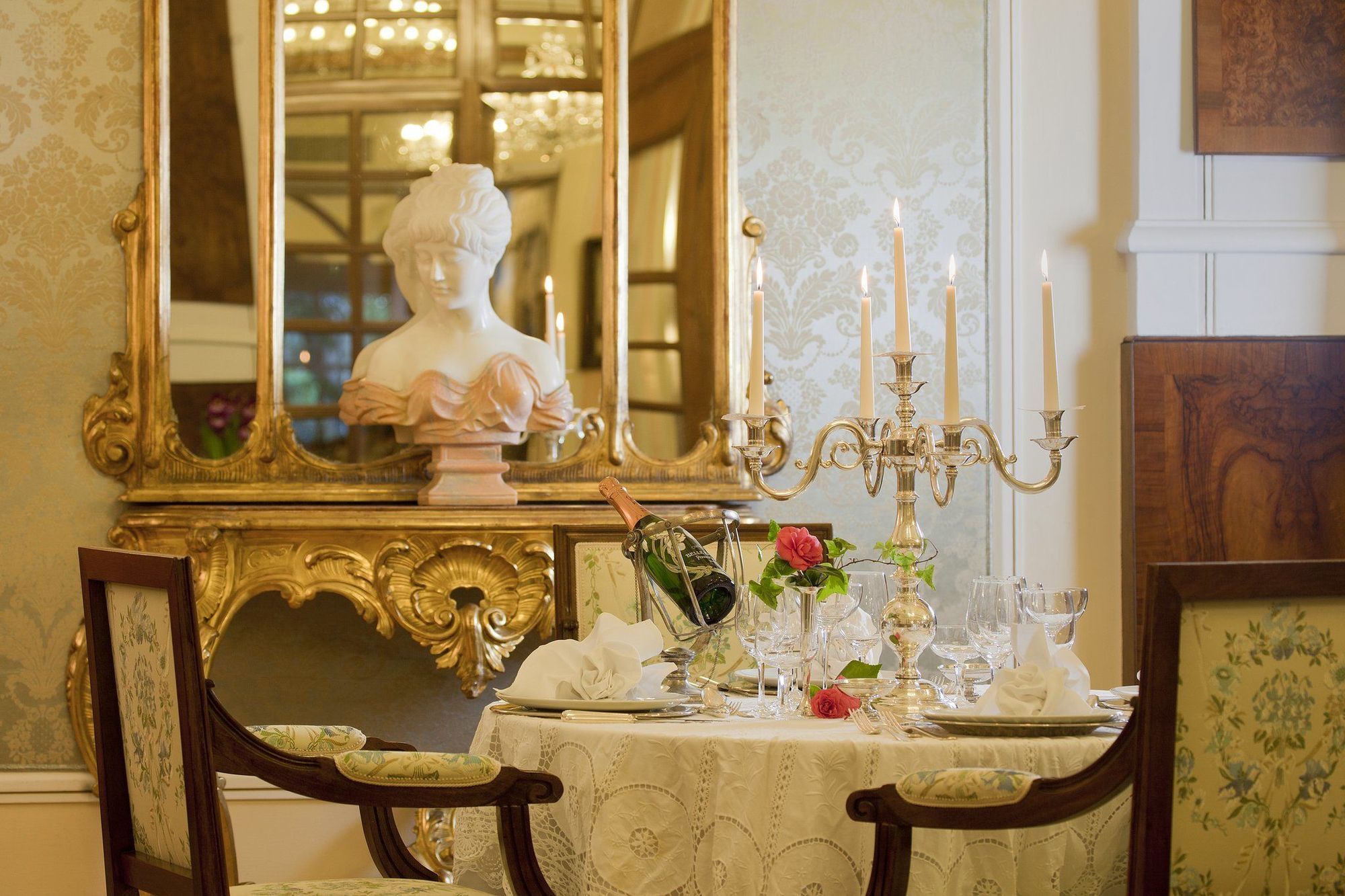 Grand Hotel Trieste & Victoria Abano Terme Restaurant bilde A table set for afternoon tea at the Imperial Hotel, Vienna