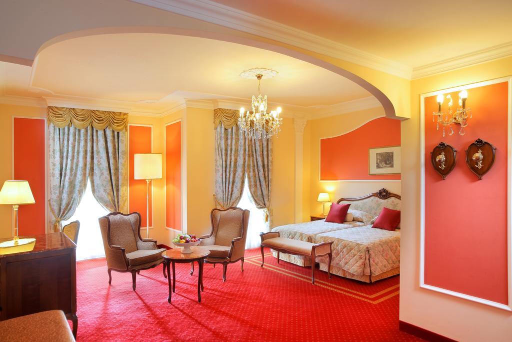 Grand Hotel Trieste & Victoria Abano Terme Eksteriør bilde A suite at the Hotel de Crillon