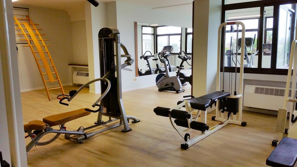 Grand Hotel Trieste & Victoria Abano Terme Eksteriør bilde A gym in a hotel