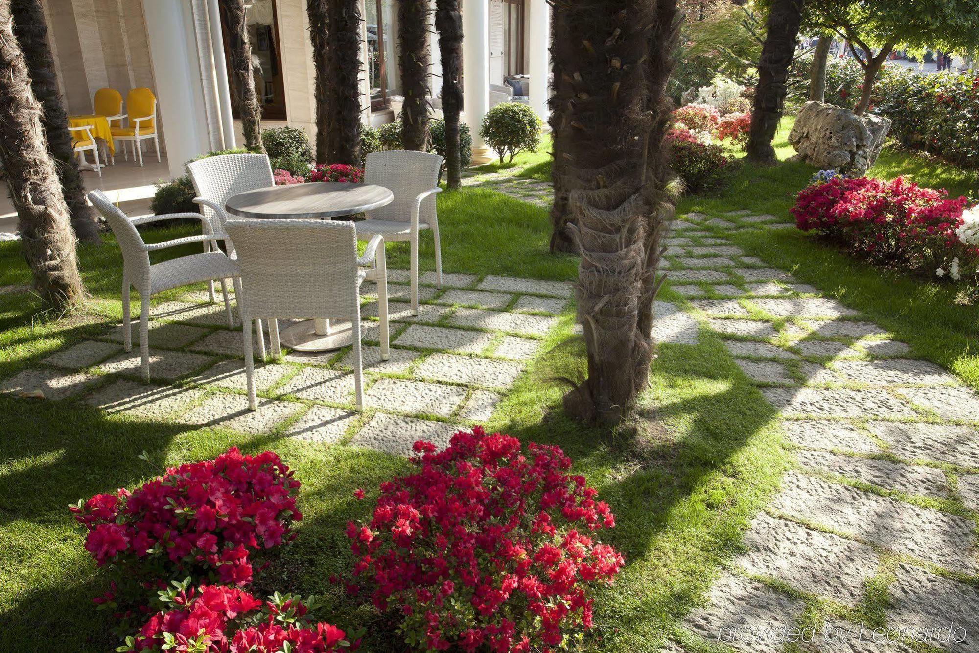 Grand Hotel Trieste & Victoria Abano Terme Eksteriør bilde The garden of the villa