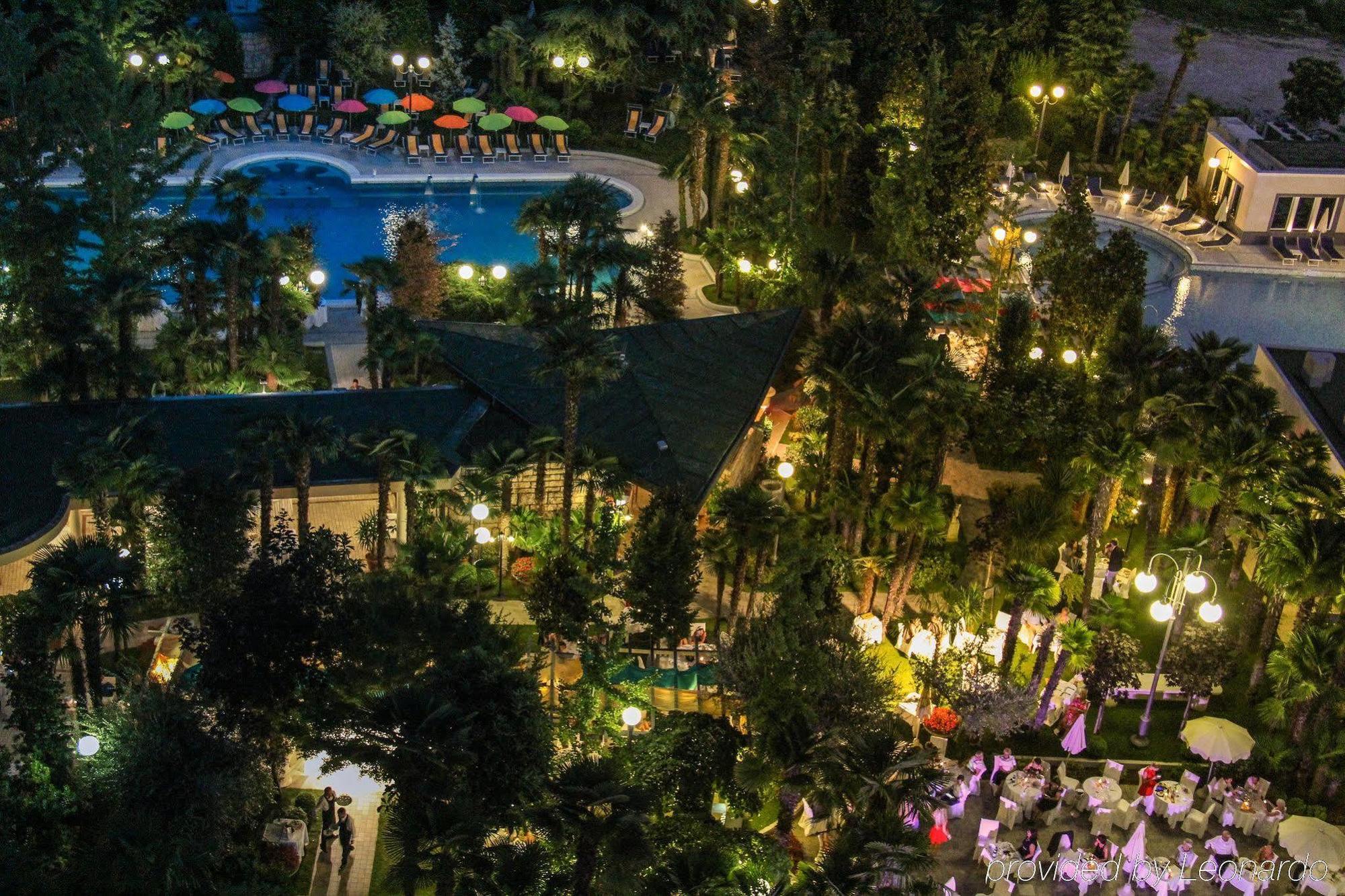 Grand Hotel Trieste & Victoria Abano Terme Eksteriør bilde The resort at night
