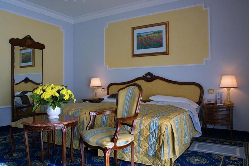 Grand Hotel Trieste & Victoria Abano Terme Eksteriør bilde A room at the hotel